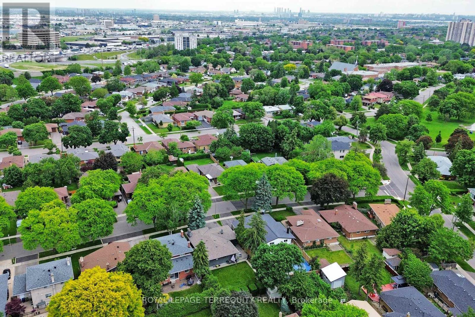 8 Cromer Place, Toronto (Willowridge-Martingrove-Richview), Ontario  M9R 2E1 - Photo 49 - W12212884