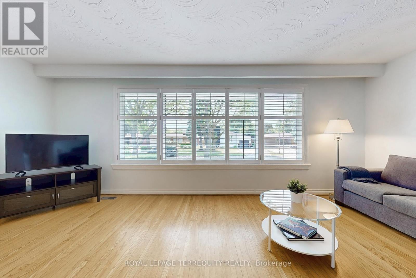 8 Cromer Place, Toronto (Willowridge-Martingrove-Richview), Ontario  M9R 2E1 - Photo 6 - W12212884