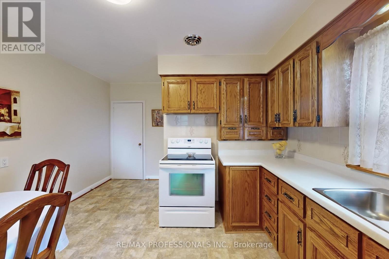 64 Saybrook Avenue, Toronto (Stonegate-Queensway), Ontario  M8Z 2V7 - Photo 10 - W12212924