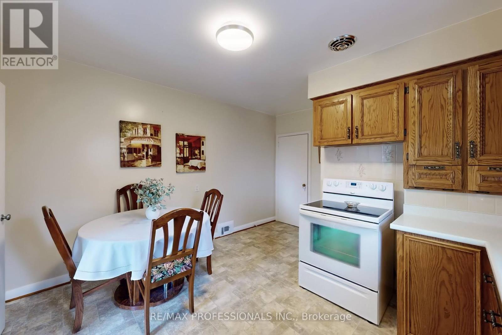64 Saybrook Avenue, Toronto (Stonegate-Queensway), Ontario  M8Z 2V7 - Photo 11 - W12212924