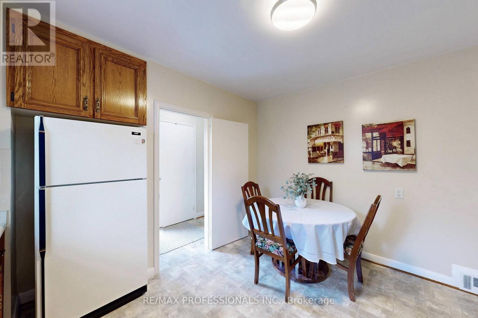 64 Saybrook Avenue, Toronto (Stonegate-Queensway), Ontario  M8Z 2V7 - Photo 12 - W12212924