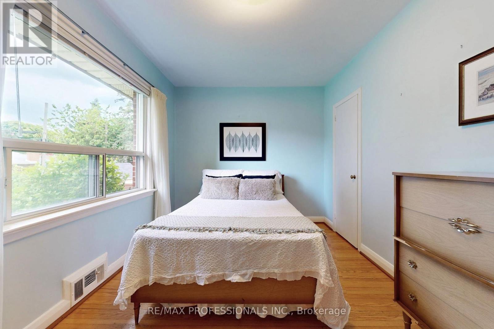 64 Saybrook Avenue, Toronto (Stonegate-Queensway), Ontario  M8Z 2V7 - Photo 13 - W12212924