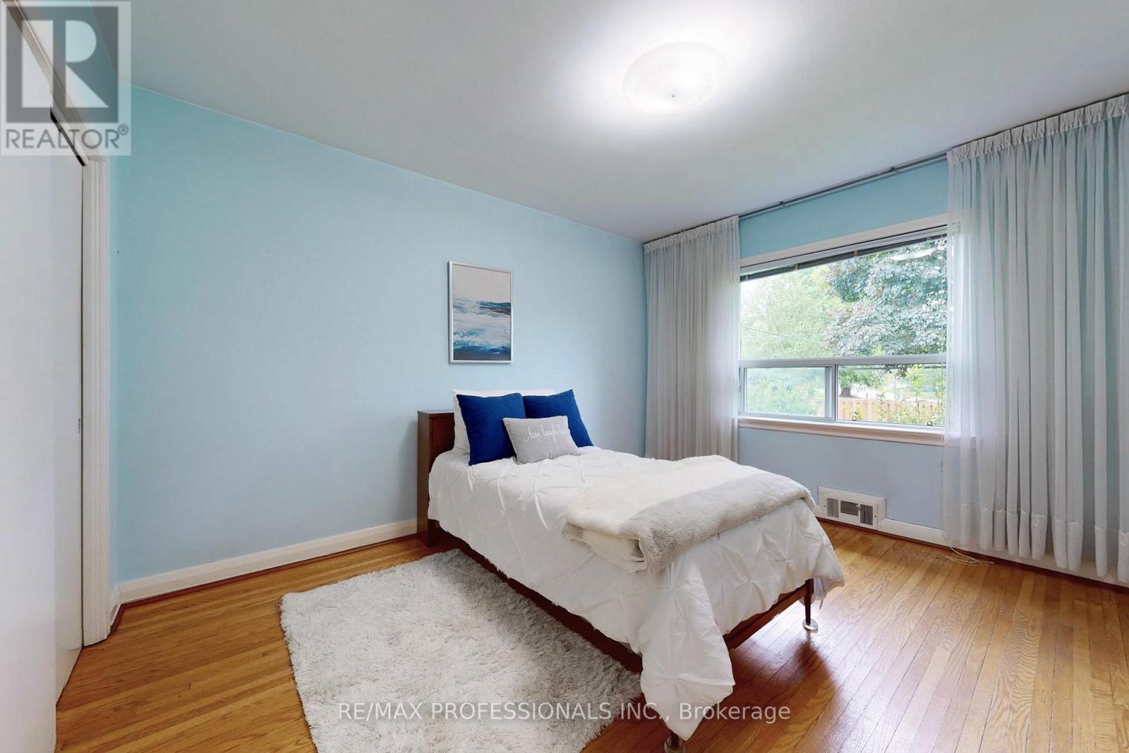 64 Saybrook Avenue, Toronto (Stonegate-Queensway), Ontario  M8Z 2V7 - Photo 14 - W12212924