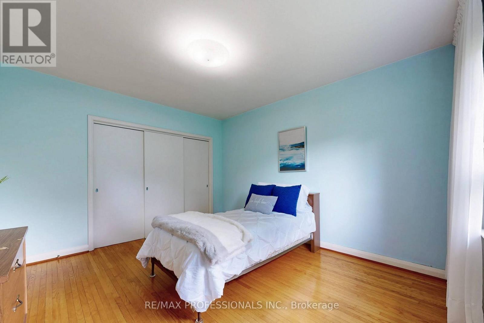 64 Saybrook Avenue, Toronto (Stonegate-Queensway), Ontario  M8Z 2V7 - Photo 15 - W12212924
