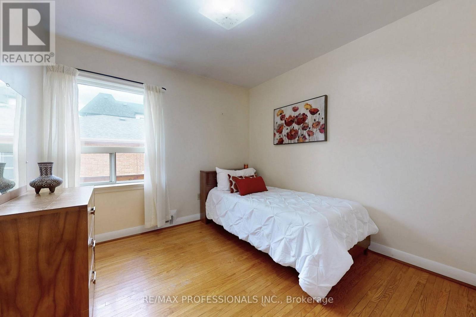 64 Saybrook Avenue, Toronto (Stonegate-Queensway), Ontario  M8Z 2V7 - Photo 16 - W12212924