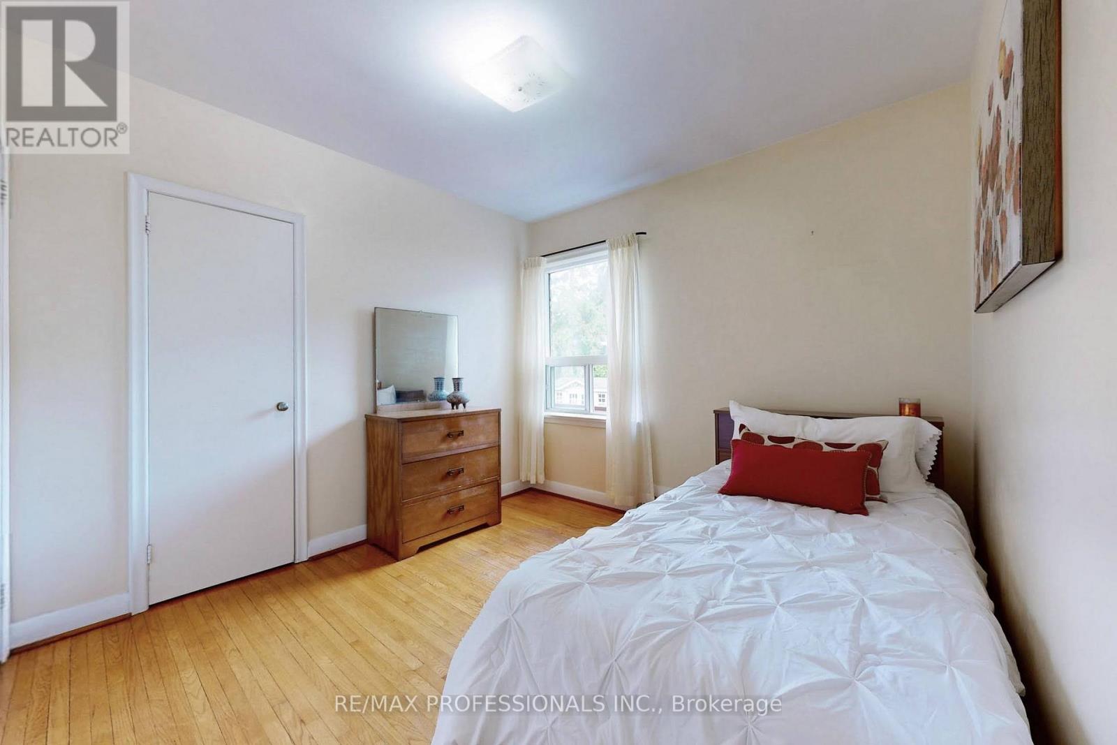 64 Saybrook Avenue, Toronto (Stonegate-Queensway), Ontario  M8Z 2V7 - Photo 17 - W12212924