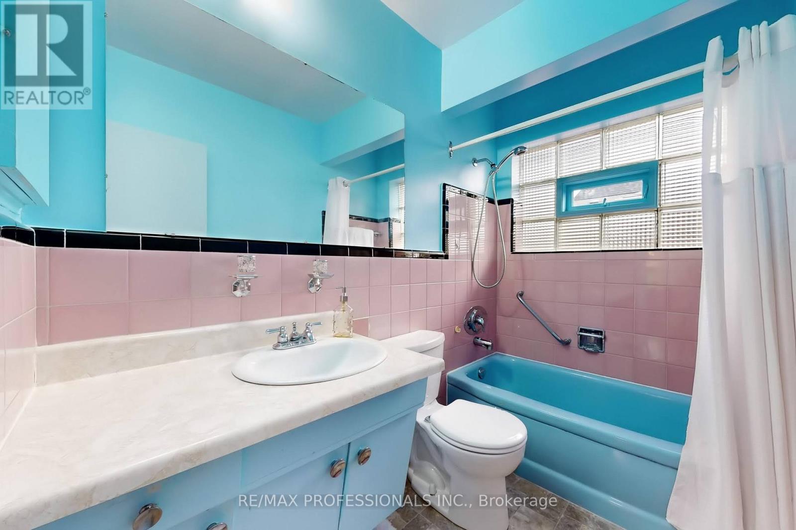 64 Saybrook Avenue, Toronto (Stonegate-Queensway), Ontario  M8Z 2V7 - Photo 18 - W12212924