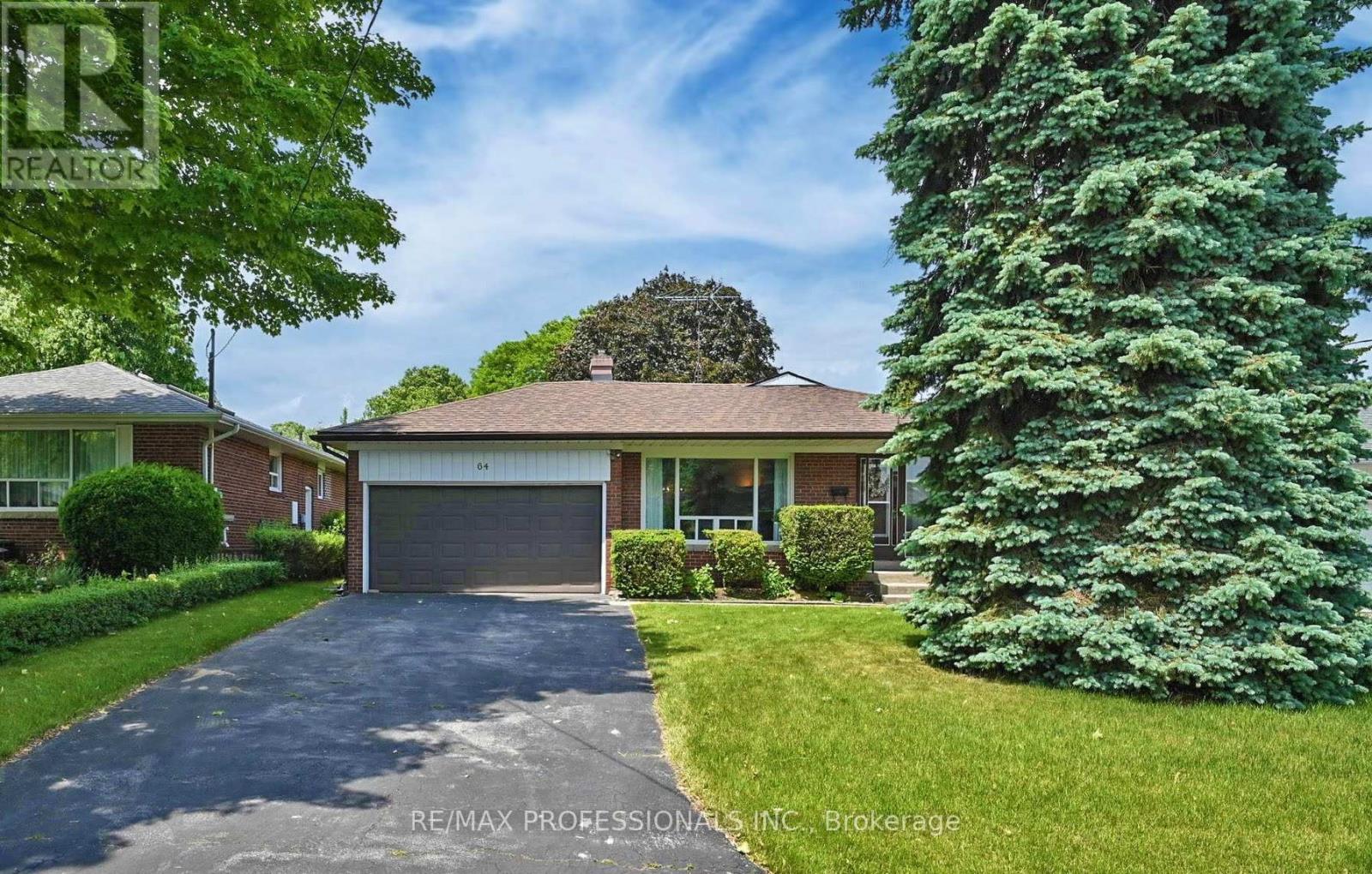 64 Saybrook Avenue, Toronto (Stonegate-Queensway), Ontario  M8Z 2V7 - Photo 2 - W12212924