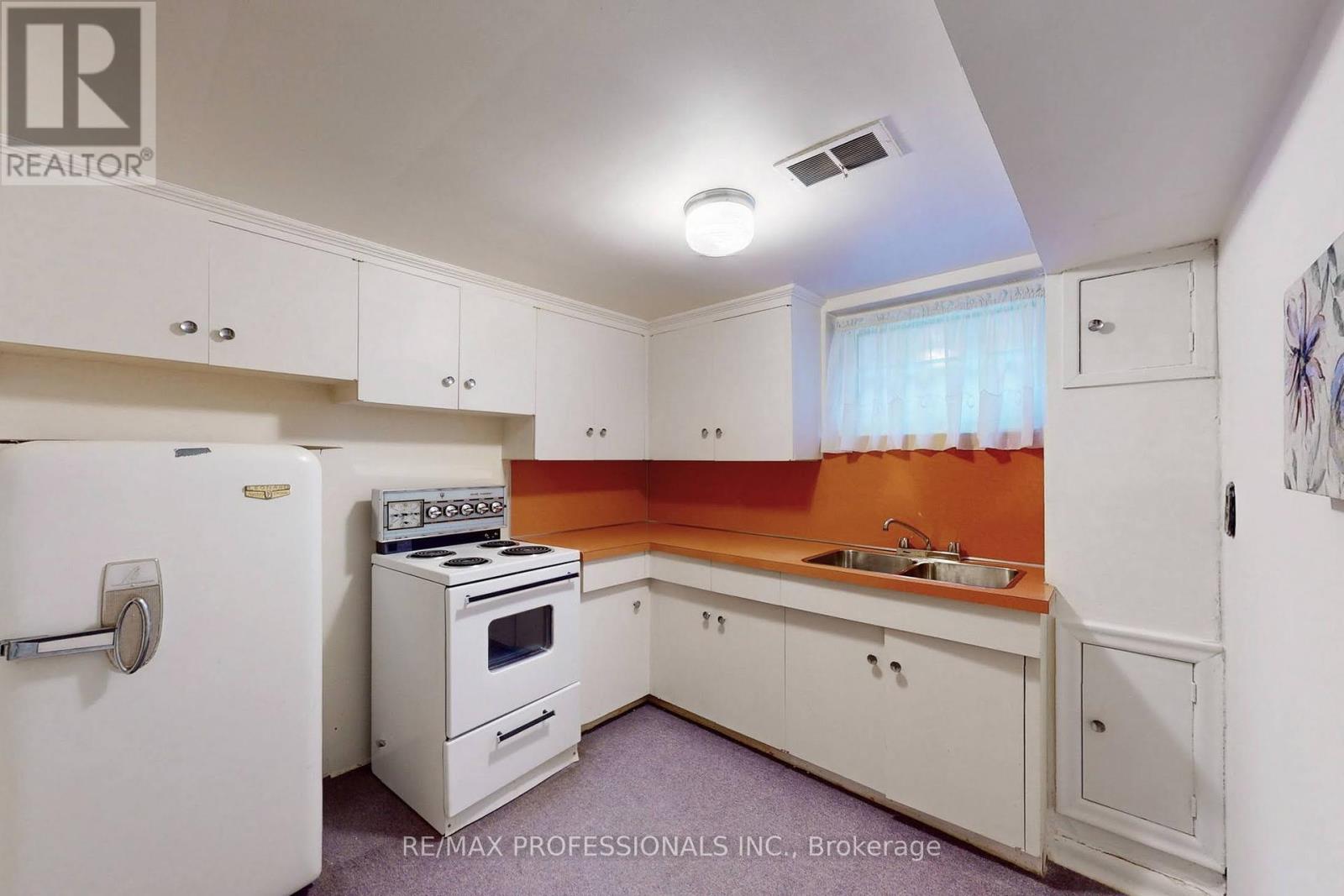 64 Saybrook Avenue, Toronto (Stonegate-Queensway), Ontario  M8Z 2V7 - Photo 22 - W12212924