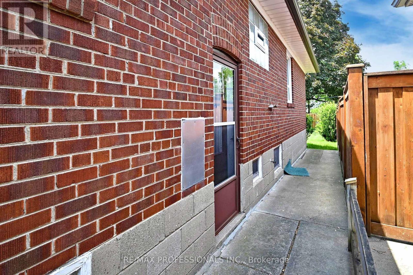 64 Saybrook Avenue, Toronto (Stonegate-Queensway), Ontario  M8Z 2V7 - Photo 27 - W12212924