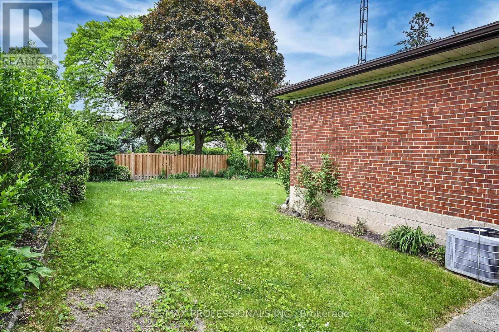 64 Saybrook Avenue, Toronto (Stonegate-Queensway), Ontario  M8Z 2V7 - Photo 28 - W12212924