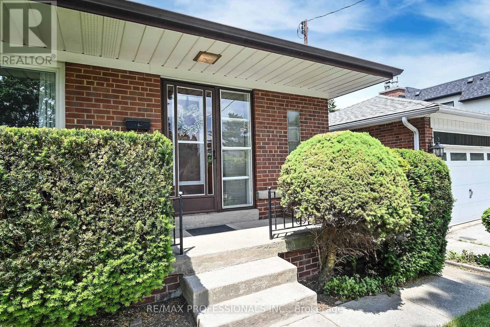 64 Saybrook Avenue, Toronto (Stonegate-Queensway), Ontario  M8Z 2V7 - Photo 3 - W12212924