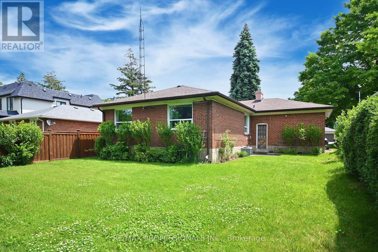 64 Saybrook Avenue, Toronto (Stonegate-Queensway), Ontario  M8Z 2V7 - Photo 32 - W12212924