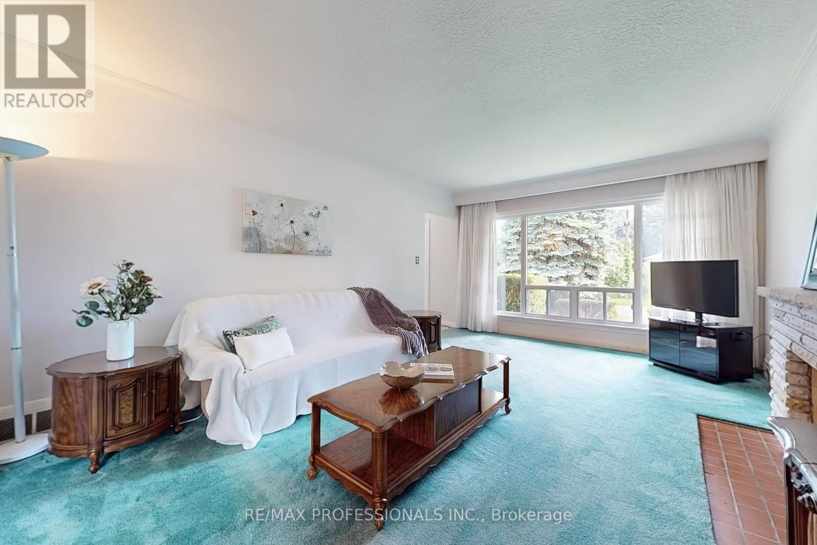 64 Saybrook Avenue, Toronto (Stonegate-Queensway), Ontario  M8Z 2V7 - Photo 4 - W12212924