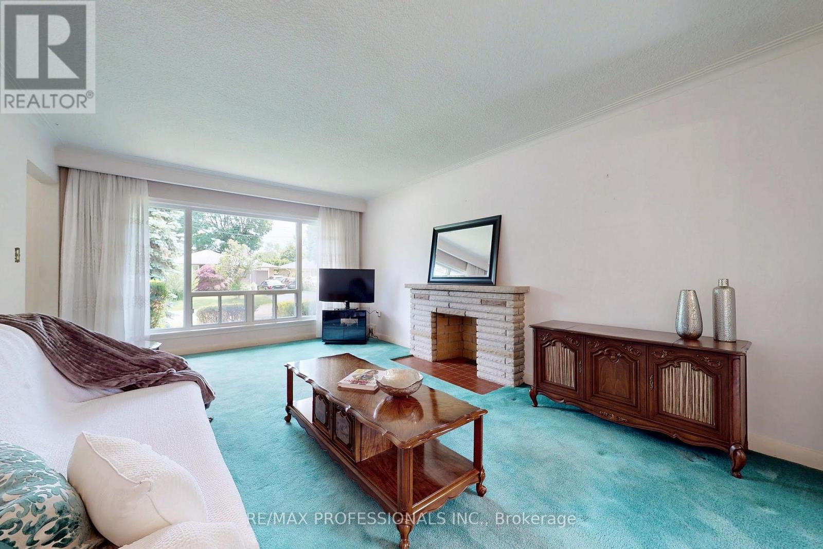 64 Saybrook Avenue, Toronto (Stonegate-Queensway), Ontario  M8Z 2V7 - Photo 6 - W12212924