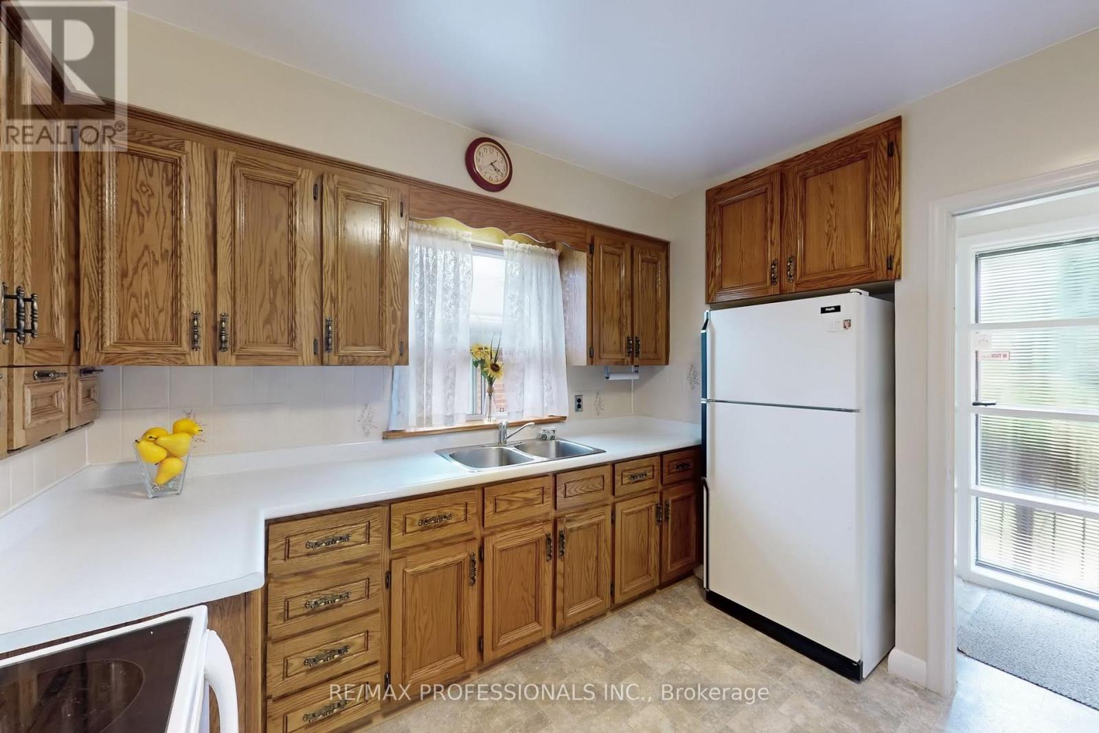 64 Saybrook Avenue, Toronto (Stonegate-Queensway), Ontario  M8Z 2V7 - Photo 9 - W12212924