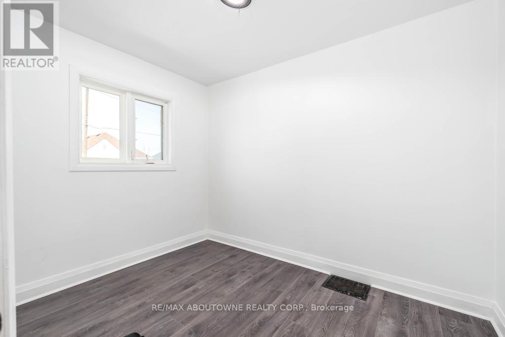 126 Harmony Avenue, Hamilton (Homeside), Ontario  L8H 4Y3 - Photo 3 - X12212858