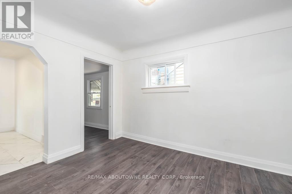 126 Harmony Avenue, Hamilton (Homeside), Ontario  L8H 4Y3 - Photo 5 - X12212858