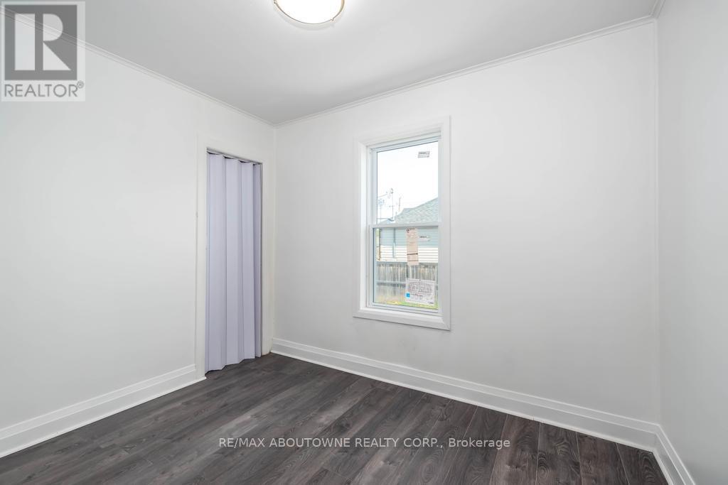 126 Harmony Avenue, Hamilton (Homeside), Ontario  L8H 4Y3 - Photo 6 - X12212858