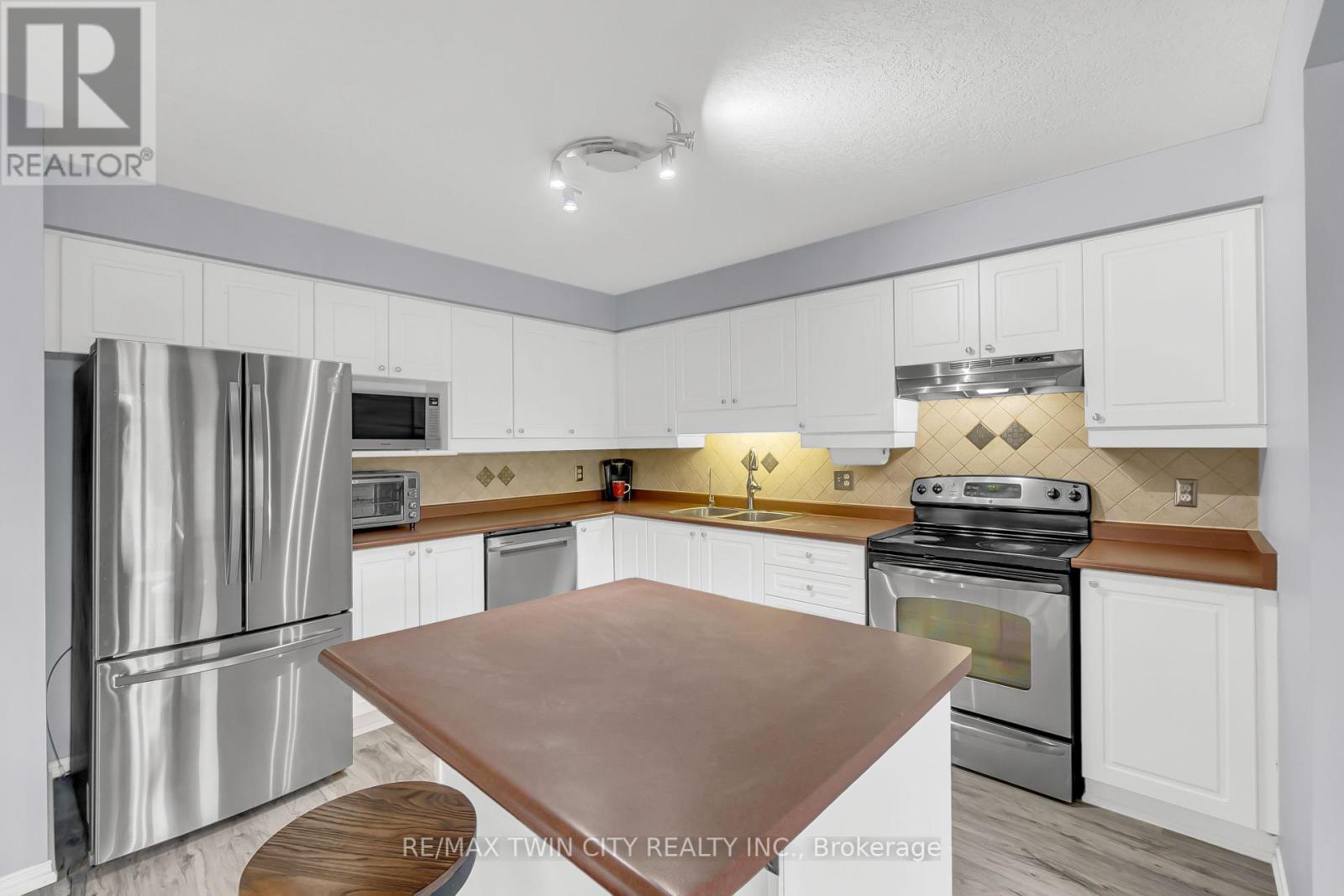 556 Dansbury Drive, Waterloo, Ontario  N2K 4E2 - Photo 11 - X12212867