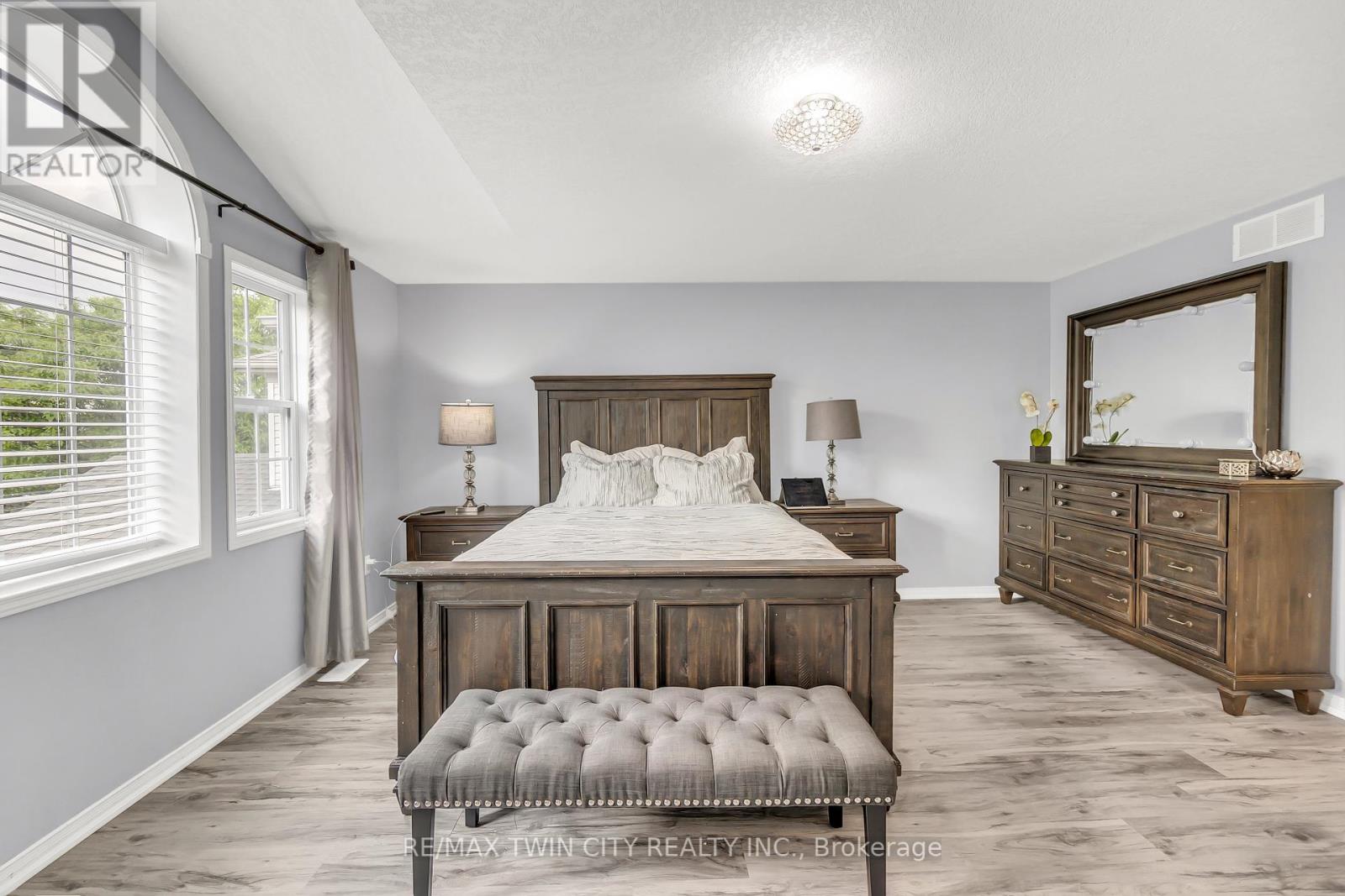 556 Dansbury Drive, Waterloo, Ontario  N2K 4E2 - Photo 15 - X12212867