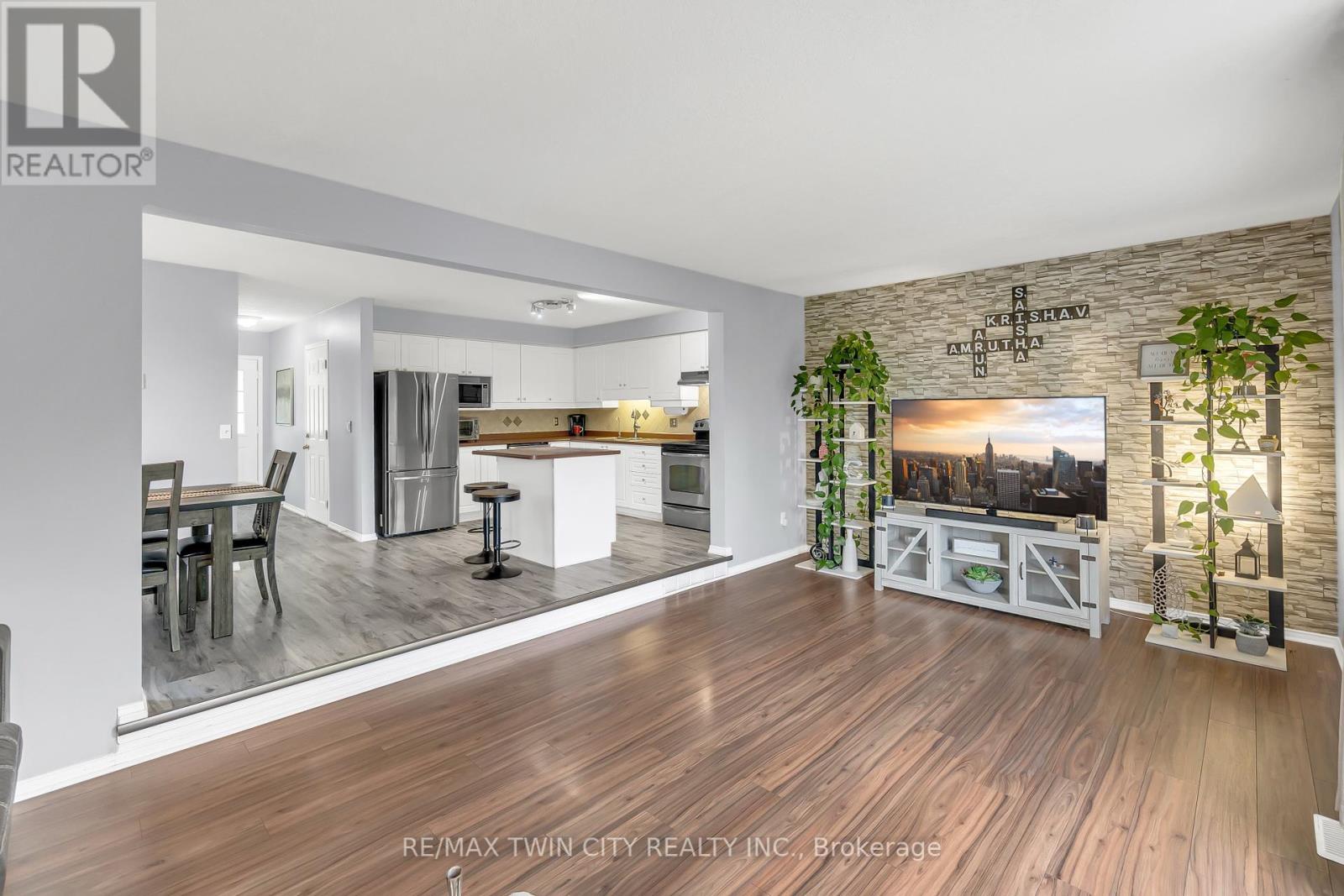 556 Dansbury Drive, Waterloo, Ontario  N2K 4E2 - Photo 6 - X12212867