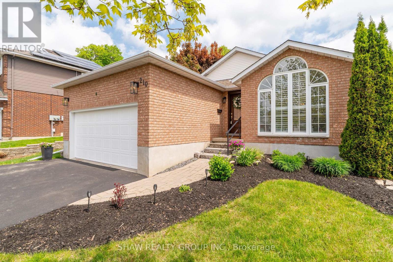 210 Misty Court, Kitchener, Ontario  N2B 3V4 - Photo 4 - X12212913