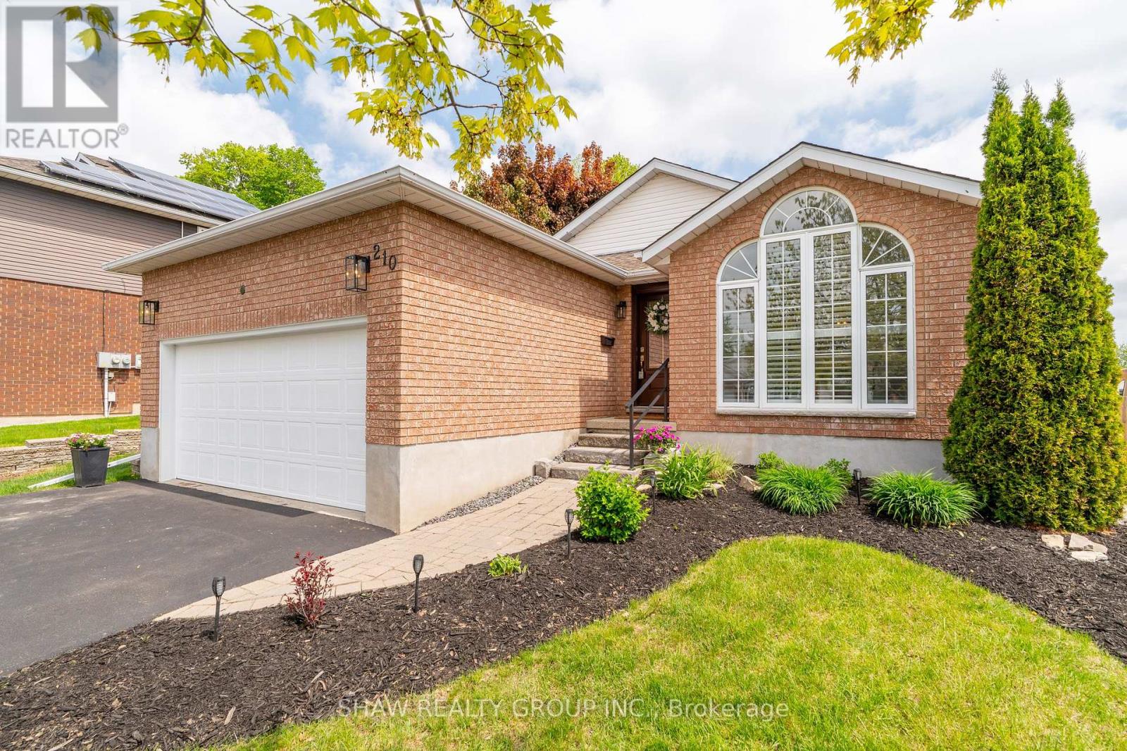 210 Misty Court, Kitchener, Ontario  N2B 3V4 - Photo 5 - X12212913