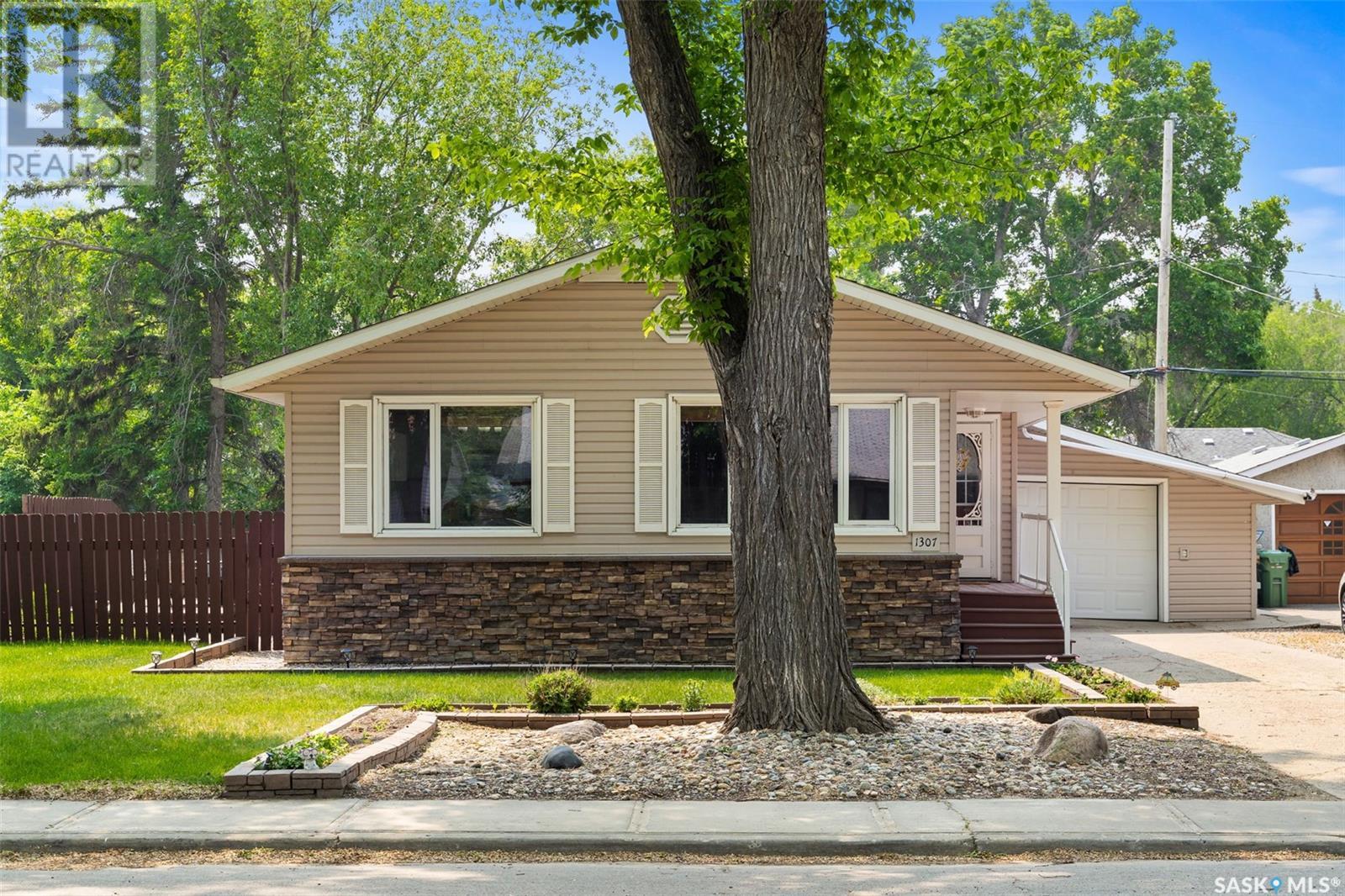 1307 Dover Avenue, Regina, Saskatchewan  S4R 0L6 - Photo 2 - SK009124