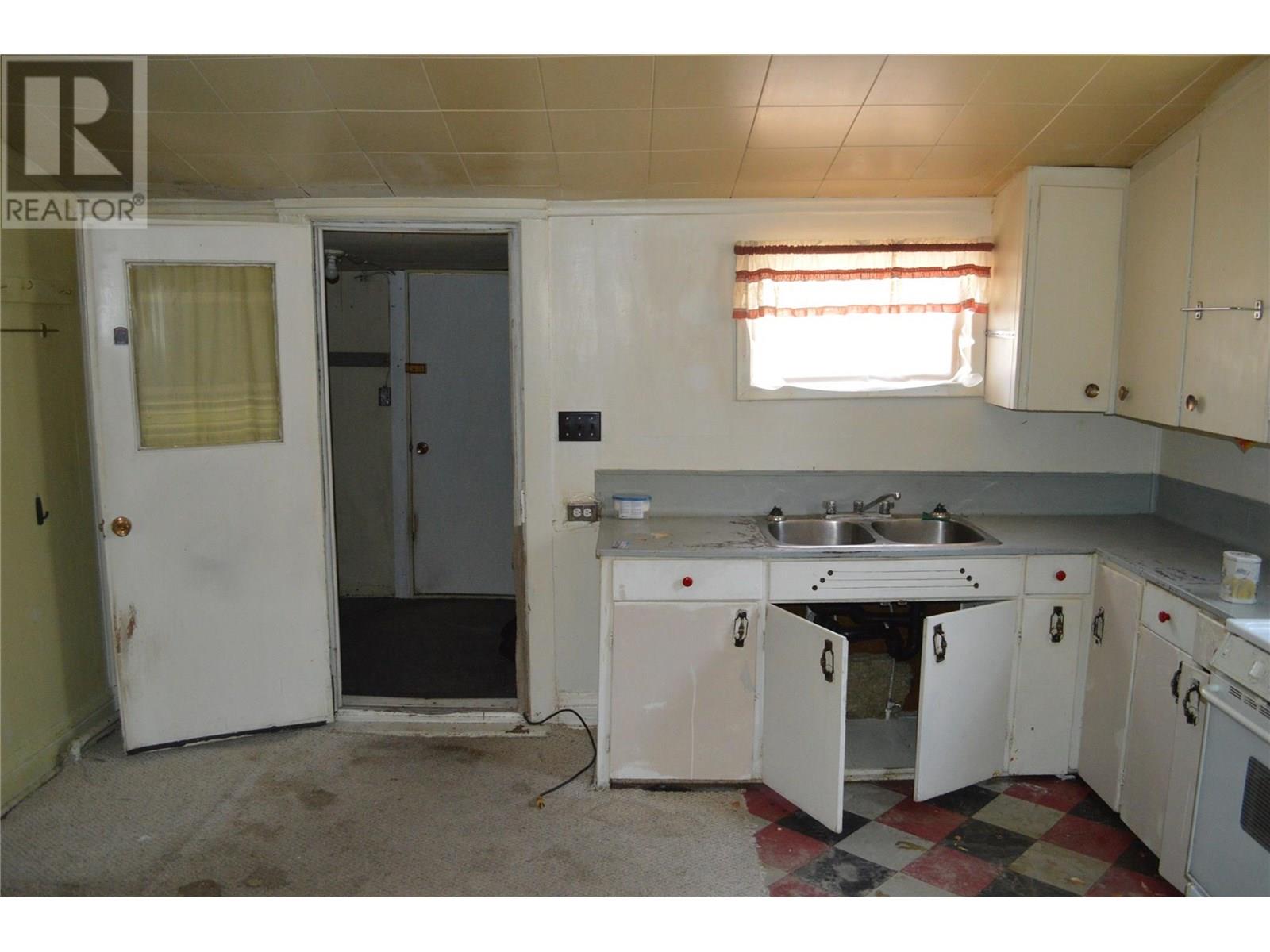 667 72nd Avenue, Grand Forks, British Columbia  V0H 1H0 - Photo 10 - 10351552