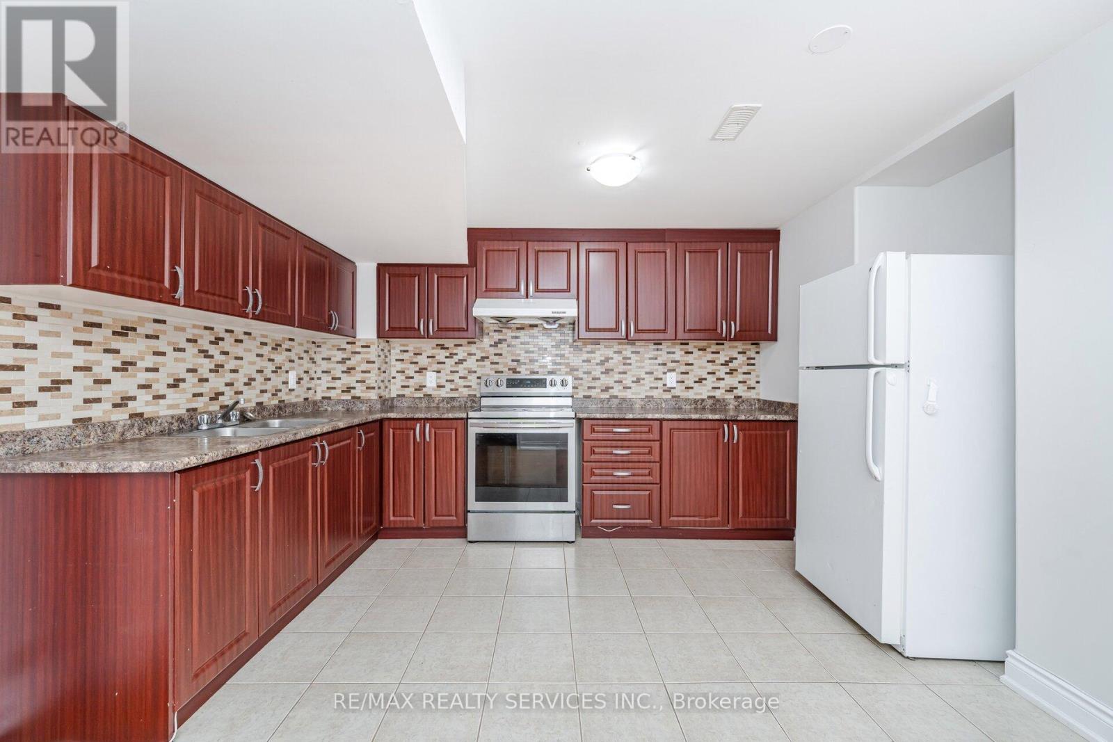 30 Sams Crescent, Brampton, Ontario  L7A 3R7 - Photo 39 - W12210375