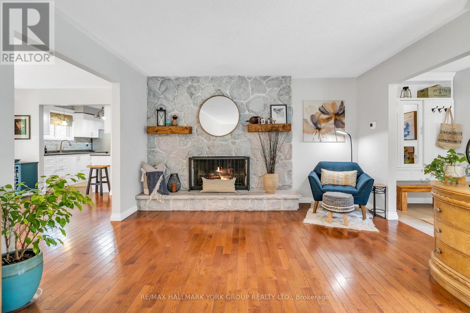 16 James Street, Georgina, Ontario  L0E 1N0 - Photo 6 - N12212983
