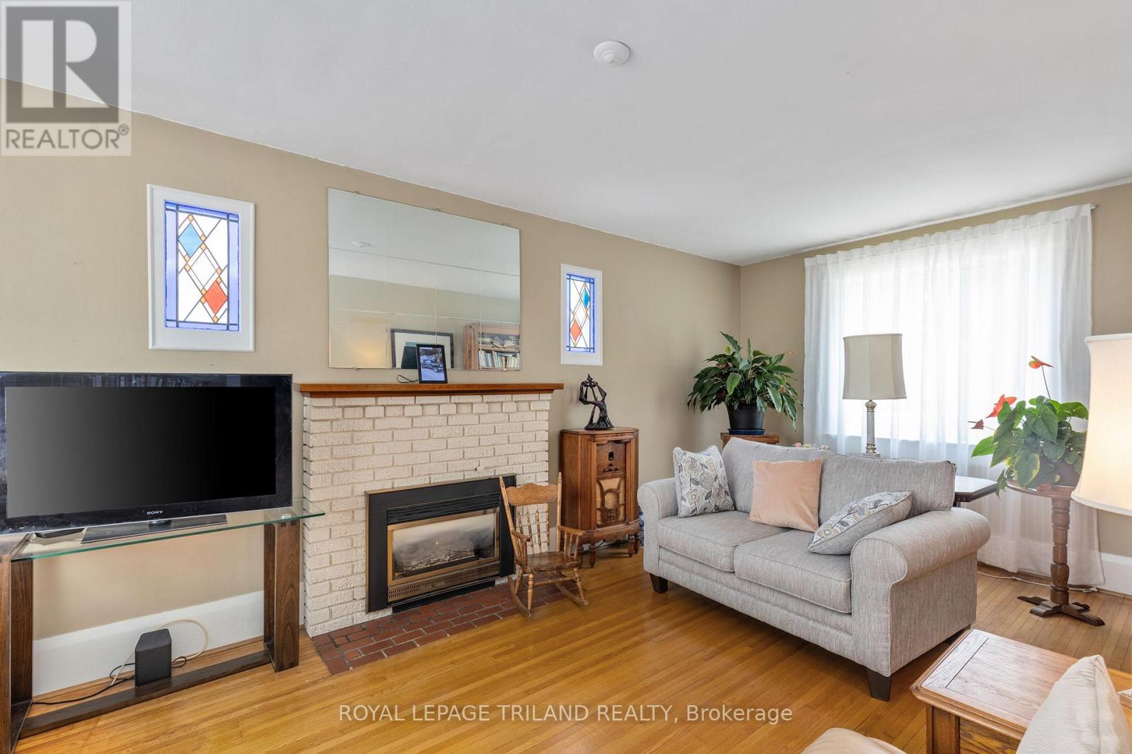 Photo 8 of 35 for 269 Briscoe Street E