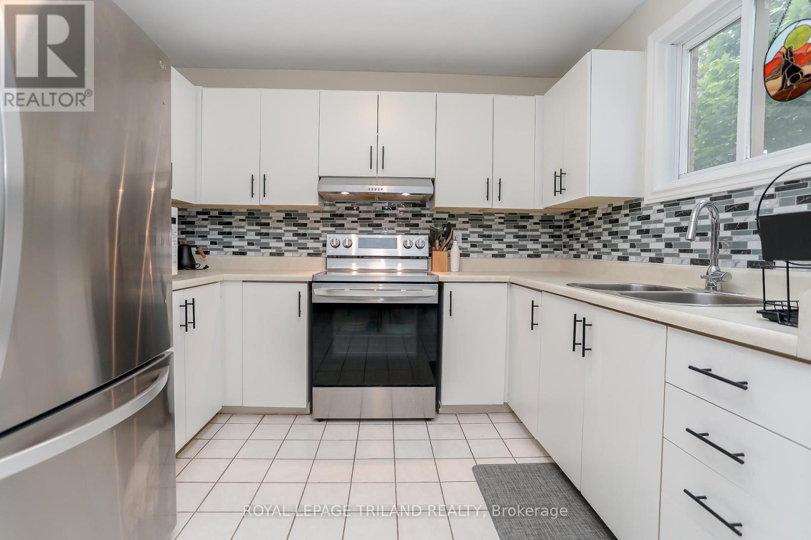 Photo 11 of 40 for 10 - 1855 Aldersbrook Road