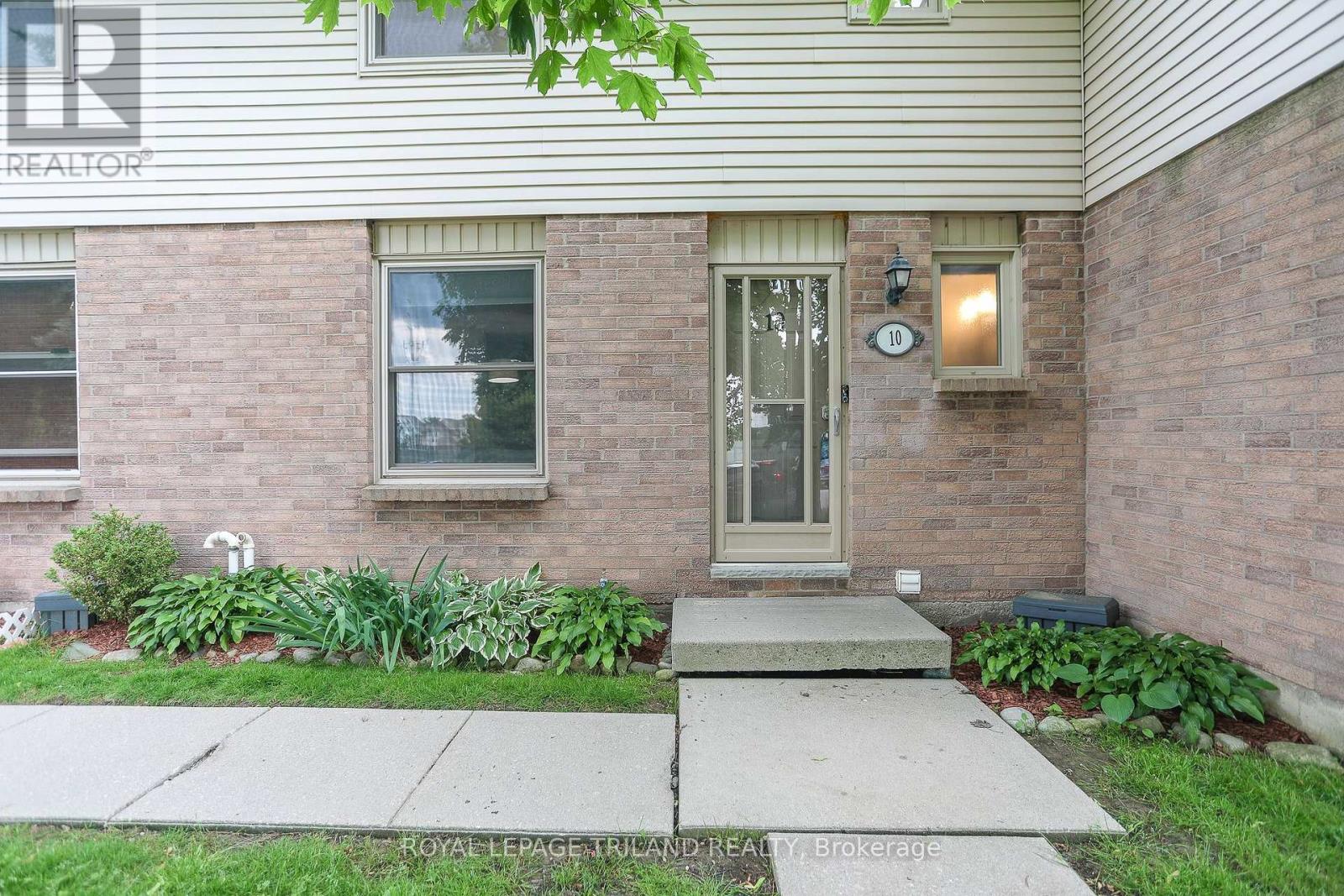 Photo 3 of 40 for 10 - 1855 Aldersbrook Road
