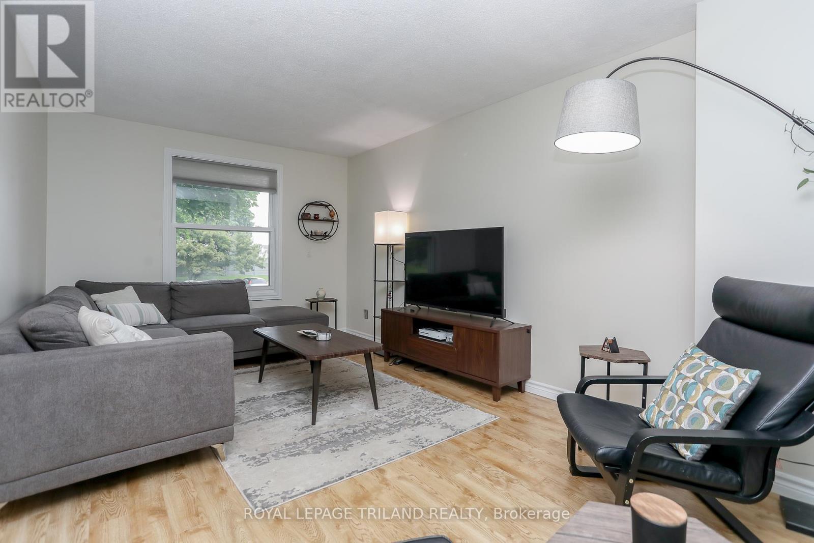 Photo 9 of 40 for 10 - 1855 Aldersbrook Road