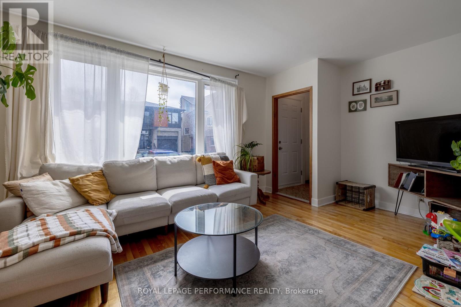 45 Mcnaughton Avenue, Ottawa, Ontario  K1S 0J1 - Photo 2 - X12213120
