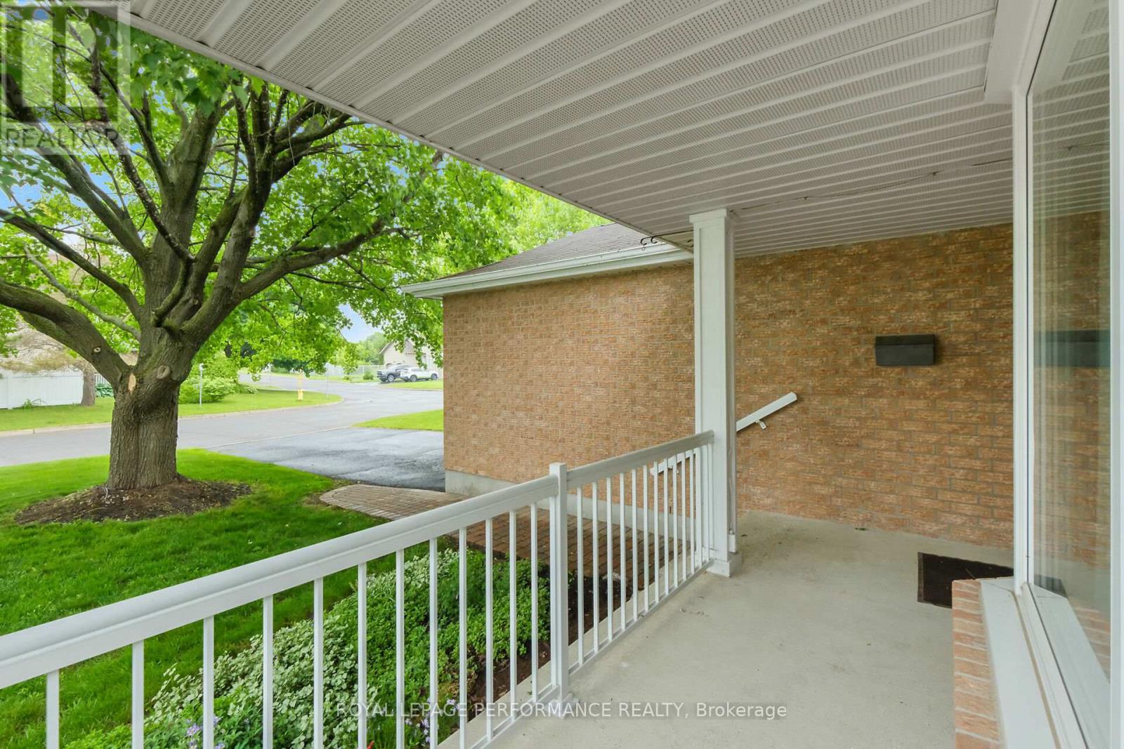 6130 Buttonfield Place, Ottawa, Ontario  K1W 1B9 - Photo 4 - X12213134