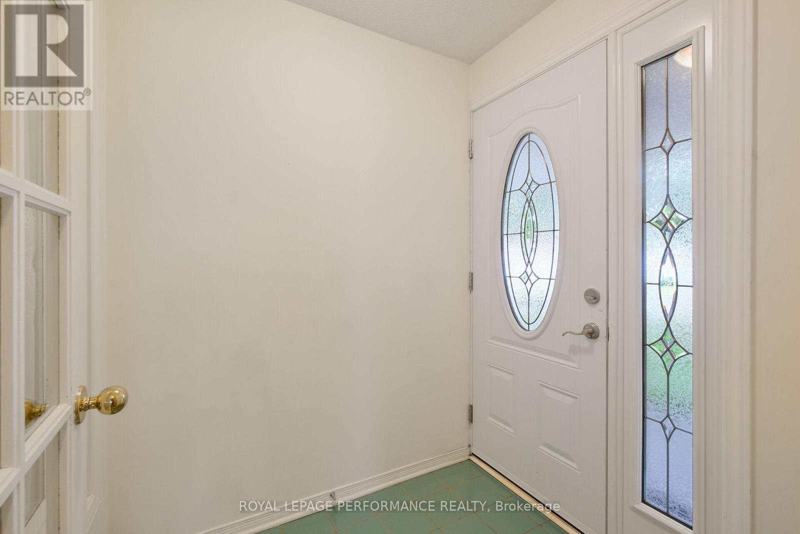 6130 Buttonfield Place, Ottawa, Ontario  K1W 1B9 - Photo 5 - X12213134