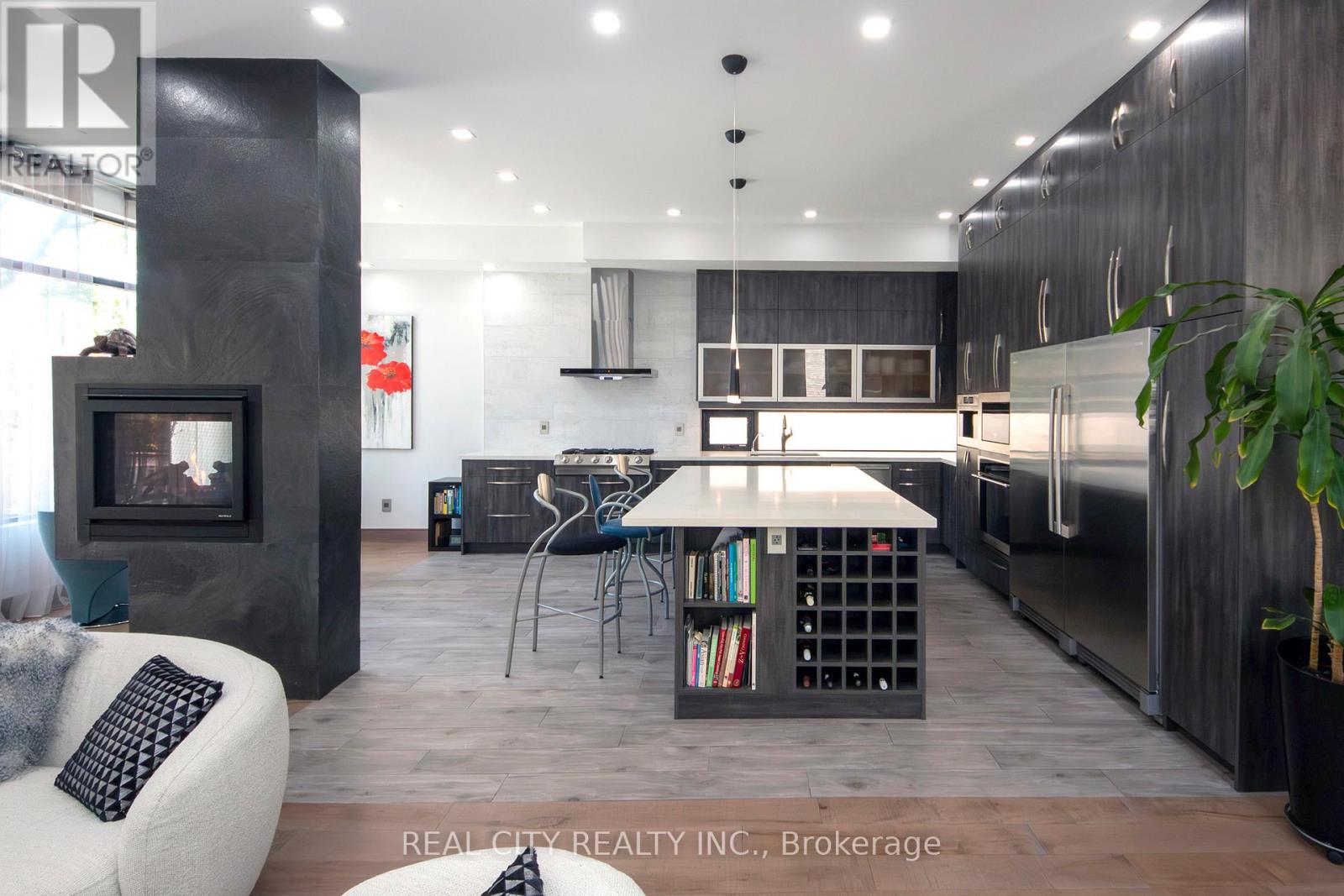 662 Byngmount Avenue, Mississauga, Ontario  L5G 1R4 - Photo 9 - W12186242