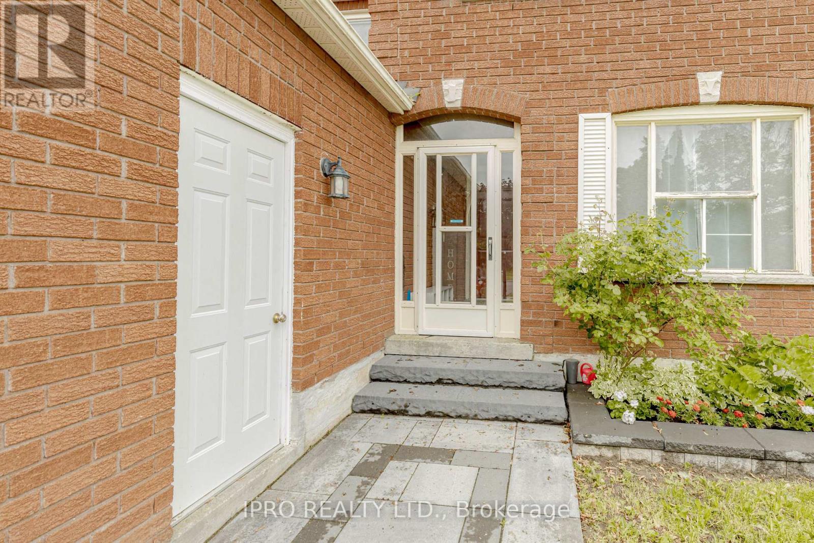 952 Ceremonial Drive, Mississauga, Ontario  L5R 3A7 - Photo 2 - W12212979