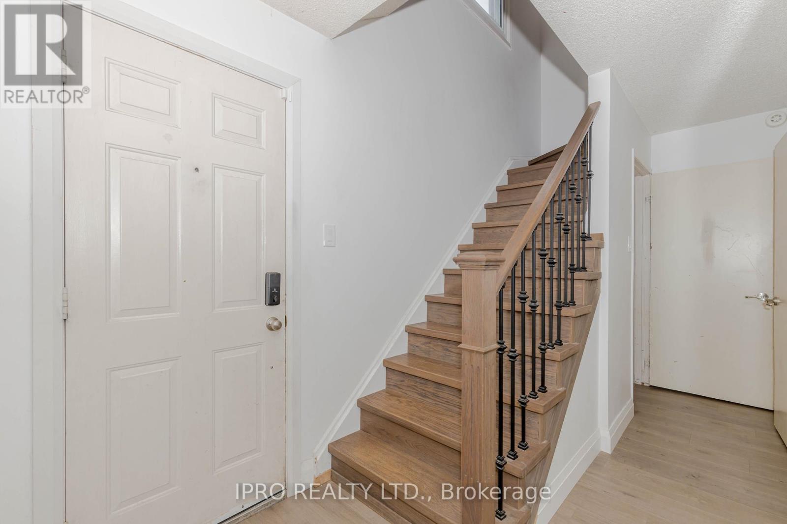 952 Ceremonial Drive, Mississauga, Ontario  L5R 3A7 - Photo 4 - W12212979