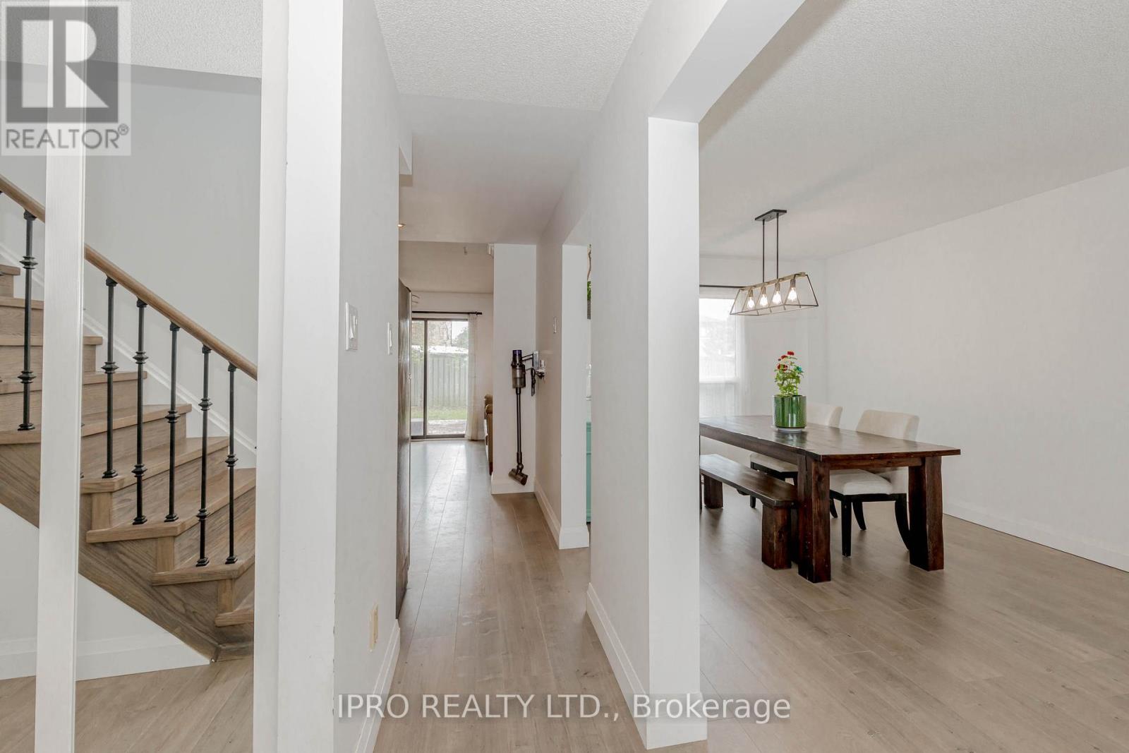 952 Ceremonial Drive, Mississauga, Ontario  L5R 3A7 - Photo 5 - W12212979