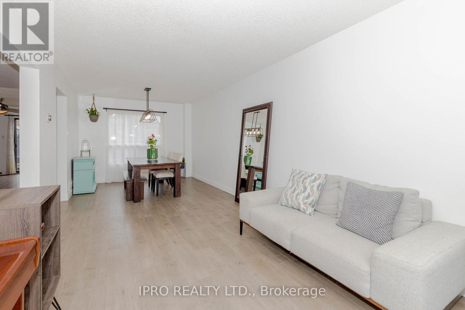 952 Ceremonial Drive, Mississauga, Ontario  L5R 3A7 - Photo 8 - W12212979