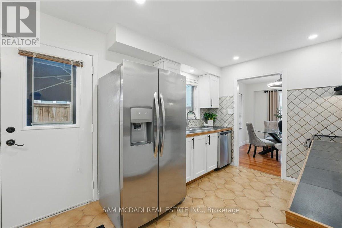 6486 Edenwood Drive, Mississauga (Meadowvale), Ontario  L5N 3K1 - Photo 8 - W12212997