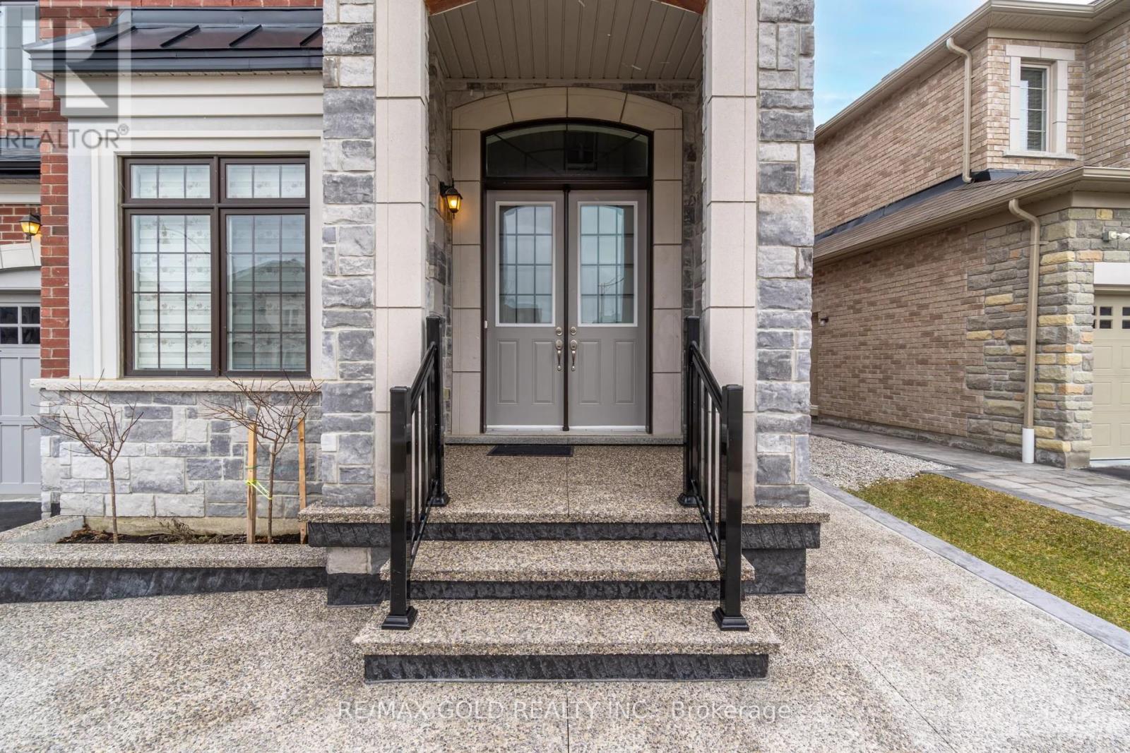 11 Carl Finlay Drive, Brampton, Ontario  L6P 4E2 - Photo 2 - W12213007