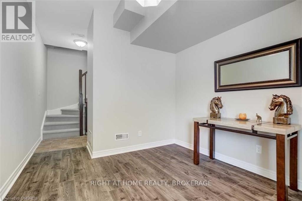 625 Forgett, Burlington, Ontario  L7L 0C5 - Photo 2 - W12213009