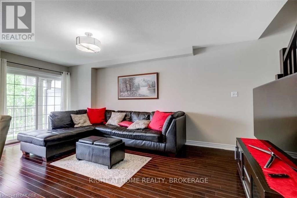 625 Forgett, Burlington, Ontario  L7L 0C5 - Photo 3 - W12213009