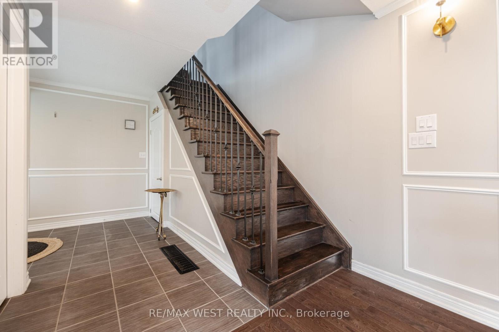 70 Hogan Manor Drive, Brampton, Ontario  L7A 4V3 - Photo 8 - W12212757