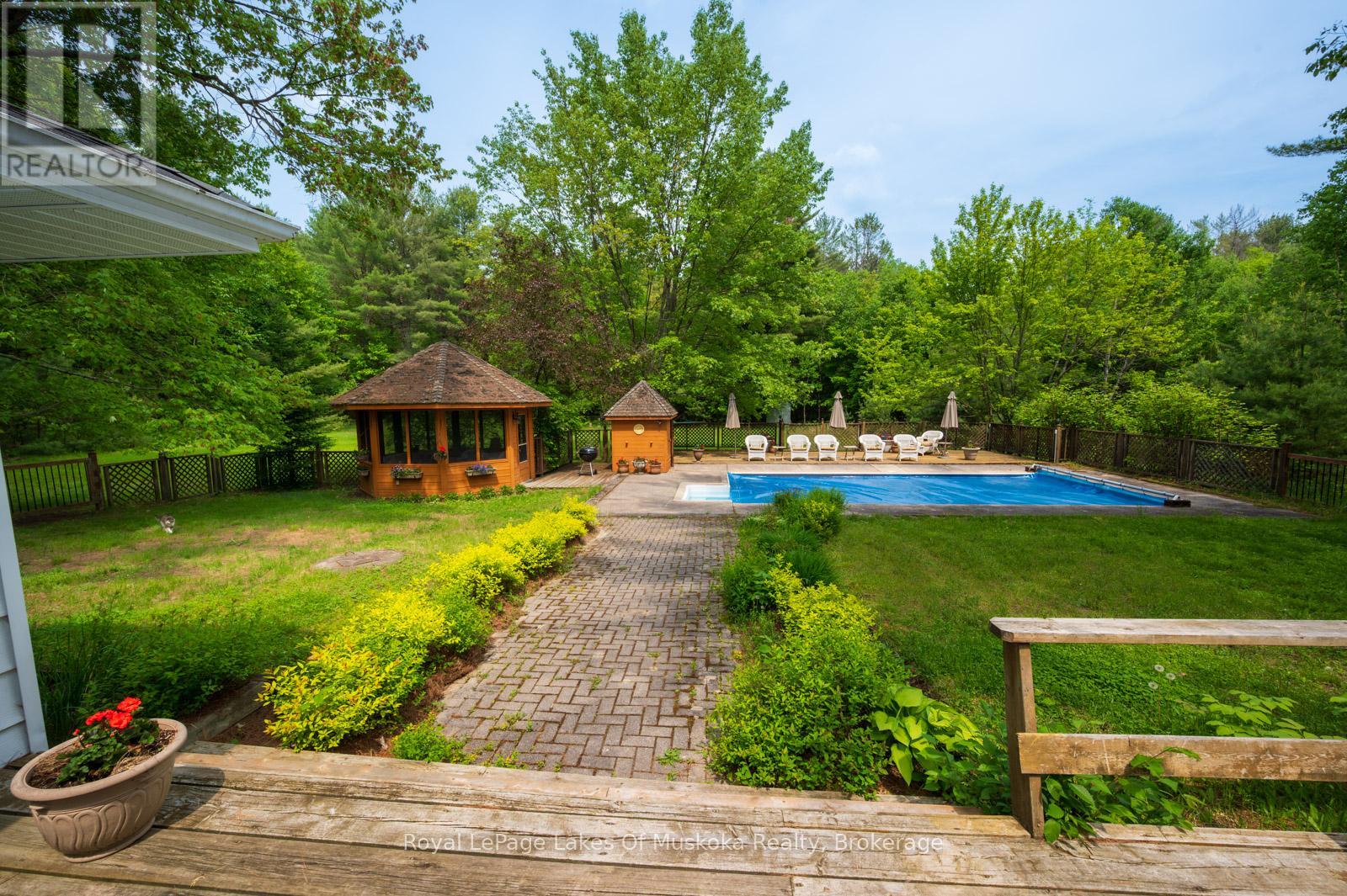 1216 Ravenscliffe Road, Huntsville, Ontario P1H 2N5 - Photo 4 - X12213172